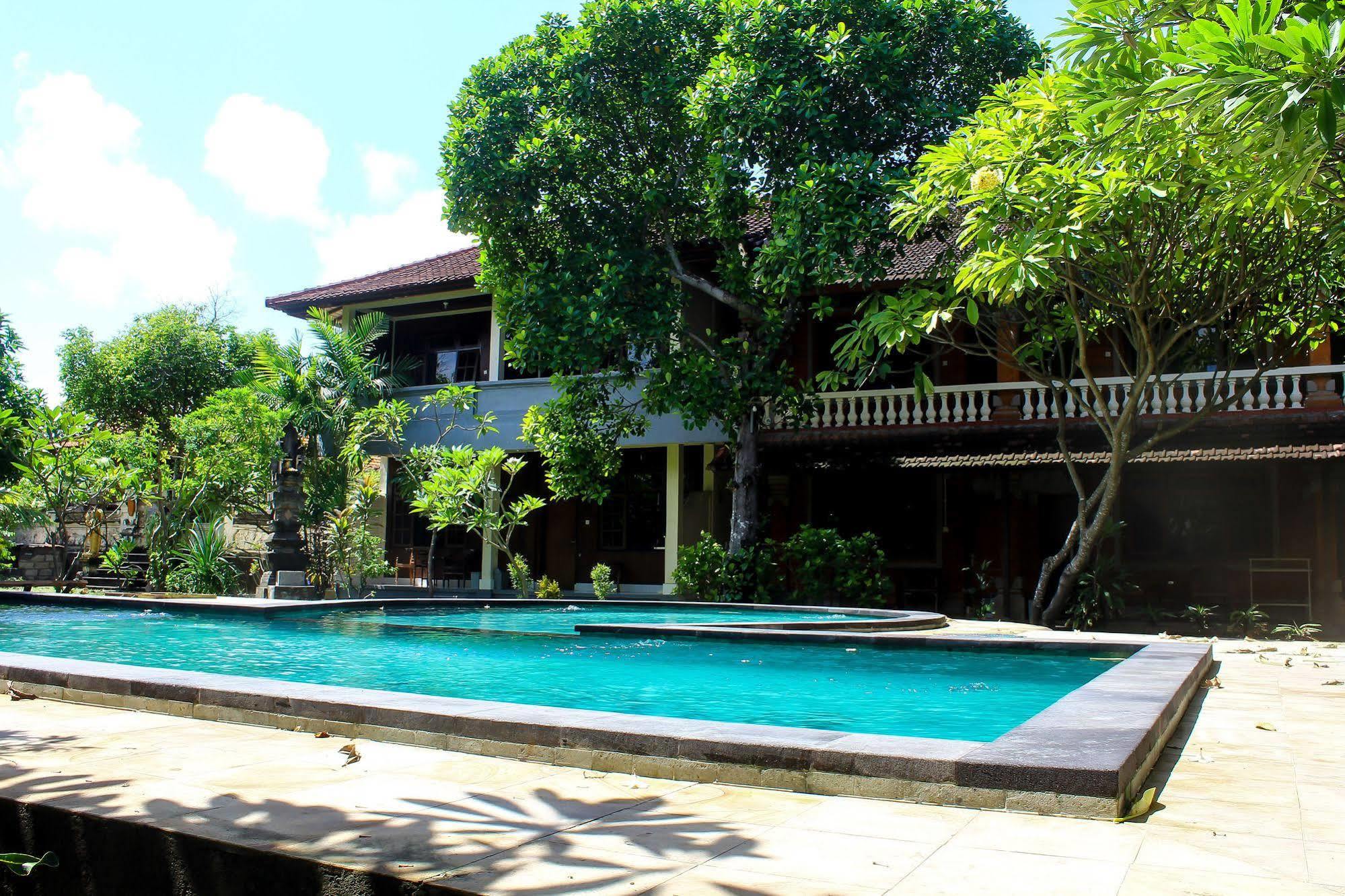 Budhi Beach Inn Kuta  Exterior photo