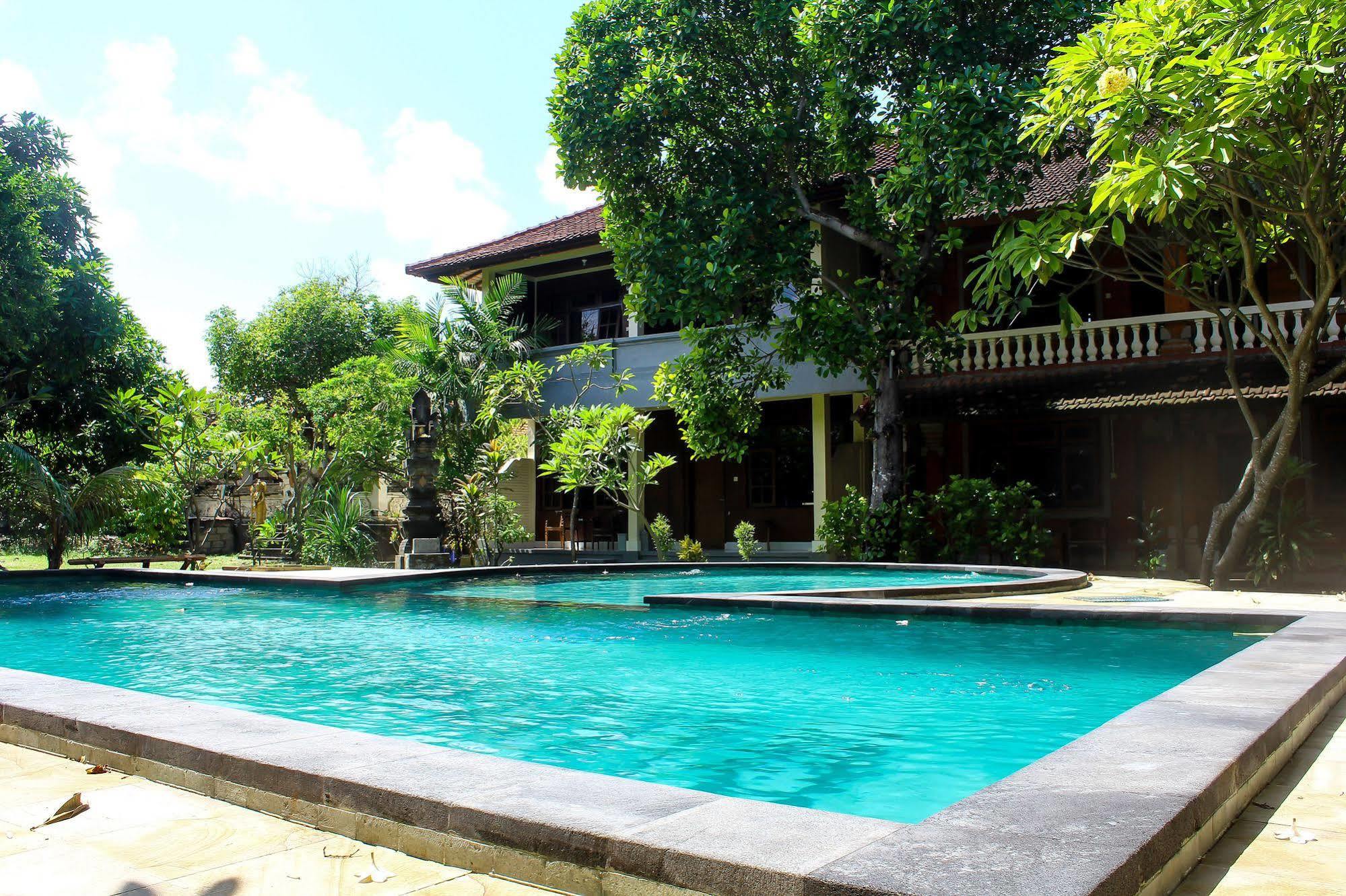 Budhi Beach Inn Kuta  Exterior photo